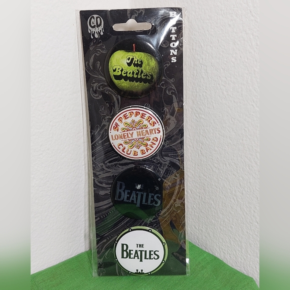 The Beatles set of 4 Pin Back Buttons 1.25 " New on card 2011 - Picture 4 of 7